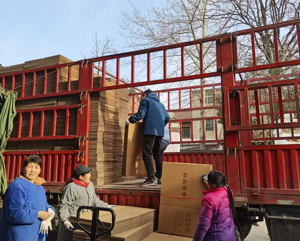 甲盾(dùn)紙箱送貨現(xiàn)場